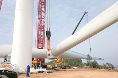 中广核木格风电项目首台风力发电机吊装完成